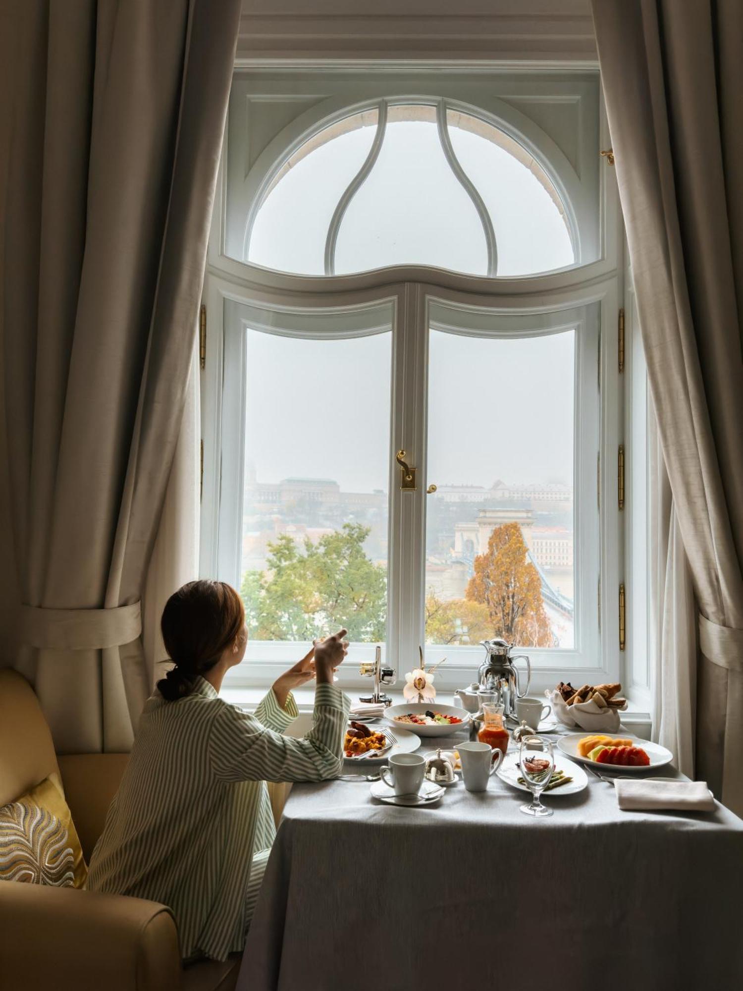 Four Seasons Hotel Gresham Palace Budapest Esterno foto